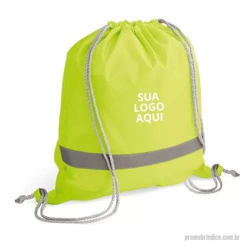 Sacochila personalizada - Sacochila personalizada em poliéster 210D, prática e funcional, com elementos refletores para maior visibilidade e segurança. Possui cordões ajustáveis que servem como alças, garantindo conforto e facilidade de transporte. Com um design moderno e amplo espaço interno, é ideal para eventos promocionais, ações corporativas ou uso diário. Personalize com o logotipo da sua empresa e destaque sua marca de forma útil e elegante. Perfeita para quem busca um brinde versátil, que une estilo e praticidade, a sacochila reflete o cuidado da sua empresa com a qualidade e a satisfação dos clientes.