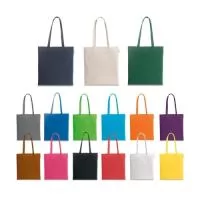 Sacola em 70% algodão reciclado e 30% poliéster reciclado (150 g/m²), com alças de 65 cm. O tecido é sem tingimento, é utilizado na sua cor original, sem produtos químicos de tingimento ou branqueamento, contribuindo para um menor impacto ambiental. 380 x 420 mm