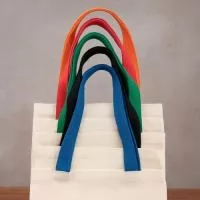 Sacola confeccionada em algodão 220 g/m² com alças de algodão trançado.