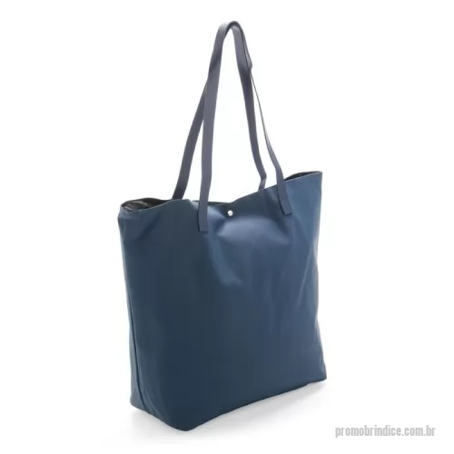 Sacola de couro ou sintético personalizada - Sacola confeccionada em couro sintético à base de PVC com par de alças de costura externa e botões magnéticos metálicos para fechamento. Possui revestimento interno em poliéster e bolso compacto com fechamento em zíper.