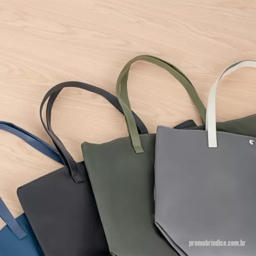 Sacola de couro ou sintético personalizada - Sacola em Couro Sintético Personalizada – Fabricação Própria  A Sacola em Couro Sintético Personalizada é um produto sofisticado, resistente e de alto valor agregado, ideal para empresas que desejam transmitir elegância e profissionalismo em suas ações promocionais. Com acabamento premium, é uma excelente opção para brindes corporativos de impacto e uso diário.  Confeccionada em couro sintético à base de PVC, a sacola oferece durabilidade, fácil limpeza e aparência refinada. Possui alças com costura externa reforçada e fechamento com botões magnéticos metálicos, garantindo praticidade e segurança no uso.  Seu interior conta com revestimento em poliéster e bolso interno compacto com zíper, proporcionando organização e funcionalidade para transportar itens pessoais, materiais de trabalho ou brindes.  A EV Brindes, com fábrica própria, desenvolve sacolas personalizadas em diversos materiais, cores e tamanhos, permitindo total personalização de acordo com a identidade visual da sua marca. 