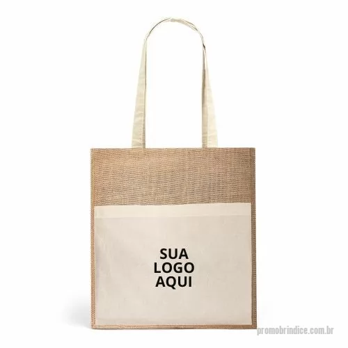 Sacola de Juta personalizada - Apresentamos a sacola em juta (240 g/m²) com bolso frontal em 100% algodão (140 g/m²), a combinação perfeita de durabilidade e estilo sustentável. Esta sacola robusta mede 370 x 410 x 100 mm, com alças de 65 cm e bolso de 370 x 270 mm, ideal para uso diário. Personalize com o logo da sua empresa e ofereça aos seus clientes um brinde prático e ecológico. Seja para eventos, feiras ou campanhas promocionais, surpreenda seus clientes com um presente que reflete compromisso com a sustentabilidade.