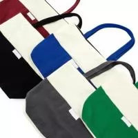 Descrição: Sacola confeccionada em lona 356g/m² com revestimento interno em poliéster, bolso frontal aberto e duas alças com costura interna.  Altura :  30 cm  Largura :  39 cm  Profundidade :  10cm
