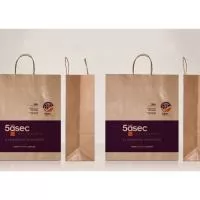 Sacola de Papel Kraft Acabamento premium e impacto visual que posiciona sua marca acima da concorrência. Embalagem 100% RECICLÁVEL.
