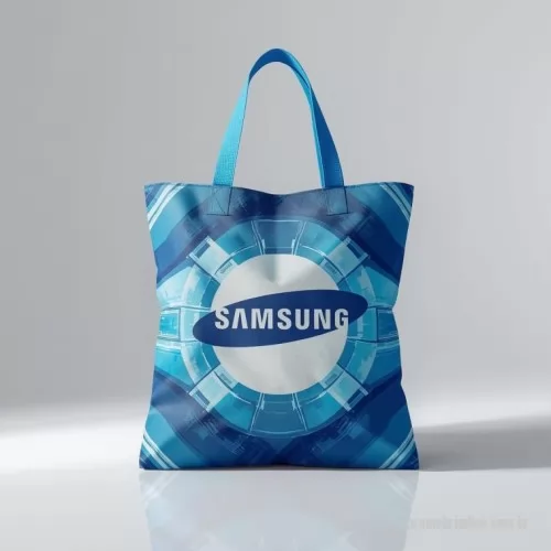 Sacola de Pet personalizada - Sacola em Fibra PET Sublimada com Alça Colorida – Mais Destaque para Sua Marca  A Sacola Personalizada em Fibra PET Sublimada com Alça Colorida é a solução ideal para empresas que desejam divulgar sua marca com criatividade, qualidade e sustentabilidade. Produzida em tecido de fibra PET reciclada, combina resistência, excelente acabamento e impressão sublimada de alta definição, permitindo a criação de artes exclusivas sem qualquer limitação de cores.  O grande diferencial deste modelo é a alça colorida, que agrega valor visual ao produto e permite combinações alinhadas à identidade da sua empresa ou evento. A impressão Full Color reproduz com perfeição logotipos, fotografias, ilustrações, degradês e estampas complexas, proporcionando máxima visibilidade para sua marca.  Com medidas de 40 cm de altura x 40 cm de comprimento, oferece amplo espaço para transportar brindes, materiais promocionais, catálogos, documentos e kits corporativos, sendo amplamente utilizada em feiras, congressos,