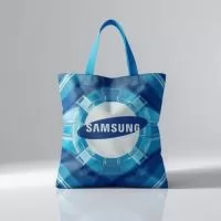 Sacola em Fibra PET Sublimada com Alça Colorida – Mais Destaque para Sua Marca  A Sacola Personalizada em Fibra PET Sublimada com Alça Colorida é a solução ideal para empresas que desejam divulgar sua marca com criatividade, qualidade e sustentabilidade. Produzida em tecido de fibra PET reciclada, combina resistência, excelente acabamento e impressão sublimada de alta definição, permitindo a criação de artes exclusivas sem qualquer limitação de cores.  O grande diferencial deste modelo é a alça colorida, que agrega valor visual ao produto e permite combinações alinhadas à identidade da sua empresa ou evento. A impressão Full Color reproduz com perfeição logotipos, fotografias, ilustrações, degradês e estampas complexas, proporcionando máxima visibilidade para sua marca.  Com medidas de 40 cm de altura x 40 cm de comprimento, oferece amplo espaço para transportar brindes, materiais promocionais, catálogos, documentos e kits corporativos, sendo amplamente utilizada em feiras, congressos,
