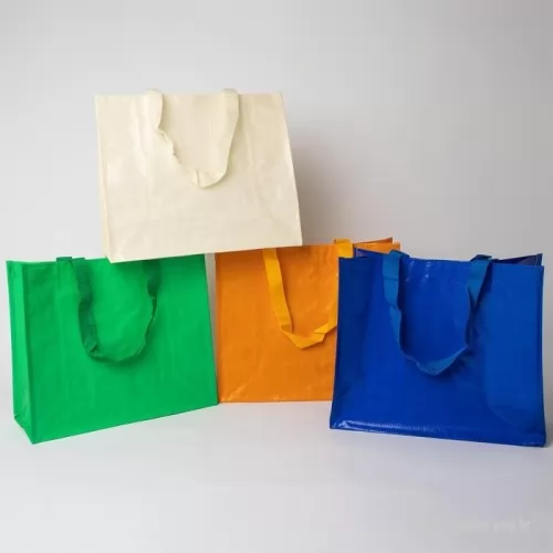 Sacola de plástico personalizada - Confeccionada em polipropileno, esta sacola combina a resistência com leveza, oferecendo uma solução versátil e confiável para suas necessidades diárias.