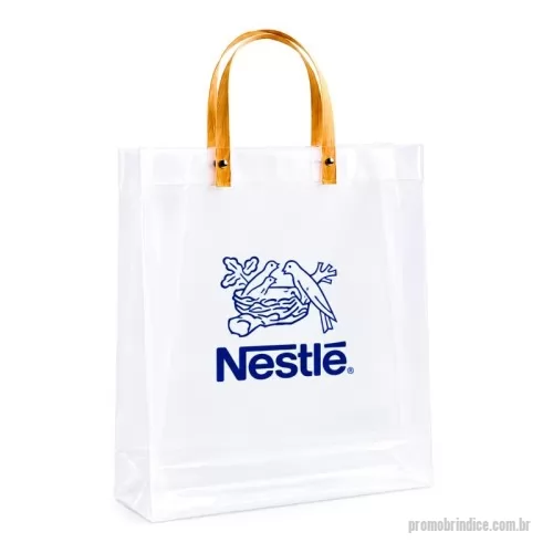 Sacola de plástico personalizada - Sacola personalizada confeccionada em plástico polipropileno (PP) com acabamento fosco, proporcionando um visual moderno e sofisticado. Possui fundo com revestimento interno em papelão para maior estrutura e resistência, além de alças em papel kraft fixadas por botões metálicos. Ideal para brindes corporativos, eventos, feiras, ações promocionais, lojas e embalagens de produtos.