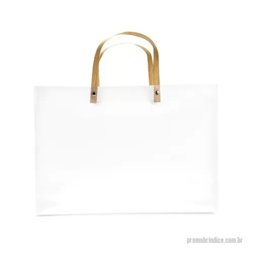 Sacola de PVC personalizada - Descrição: Sacola confeccionada em plástico polipropileno (PP) de acabamento fosco, fundo com revestimento interno em papelão e alças em kraft fixadas por botões metálicos.  Altura :  25 cm  Largura :  35 cm  Profundidade :  13 cm  Comprimento :  alça 35cm