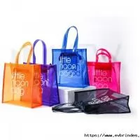 Sacola de PVC Colorida Personalizada – Direto da Fábrica  Produzimos sacolas de PVC coloridas personalizadas em diversos tamanhos, modelos e cores, ideais para ações promocionais, eventos, feiras, lojas, brindes corporativos e kits especiais. Fabricadas com material resistente e acabamento de qualidade, oferecem excelente apresentação para sua marca, agregando valor ao produto e aumentando a visibilidade da empresa.  Disponibilizamos personalização com impressão da sua logomarca, além de opções de alças, cores e medidas sob medida para atender às necessidades do seu projeto.  Características: ? Fabricamos em diversos tamanhos e formatos ? PVC resistente e de alta durabilidade ? Disponível em várias cores translúcidas ou sólidas ? Personalização com logotipo da sua empresa ? Ideal para eventos, brindes, cosméticos, moda, praia e varejo ? Produção própria e atendimento para todo o Brasil  Solicite um orçamento e desenvolva sua sacola personalizada diretamente com o fabricante.