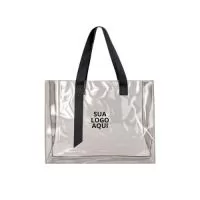 A sacola confeccionada em PVC transparente impermeável é resistente, prática e moderna. Possui duas alças em poliéster costuradas, garantindo maior durabilidade e conforto no transporte. Ideal para eventos, feiras e ações promocionais, é um brinde versátil que valoriza a marca pela sua funcionalidade e estilo. Além disso, o material transparente permite visualizar facilmente os itens armazenados, tornando-a ainda mais prática para o dia a dia.