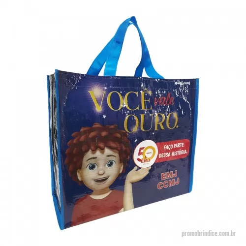 Sacola de ráfia personalizada - Oferecemos sacolas de ráfia com personalização em flexografia para pedidos superiores a 3.000 unidades e silkscreen para pedidos a partir de 500 unidades. O acabamento é feito de acordo com nosso catálogo. Capacidade de Carga: Capacidade de carga de até 15 kg. Dimensões Disponíveis: Tamanhos disponíveis: 40x35x18 cm, 47x36x20 cm ou 35x30x15 cm.