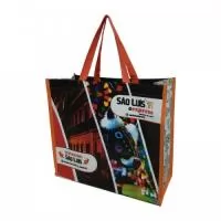 Sacola Confeccionada em ráfia, modelo retornável com alça e viés personalizado. Estampa em Silk até quatro cores para pequenas e médias quantidades, para grandes quantidades Impressão Digital, sem limite de cores.