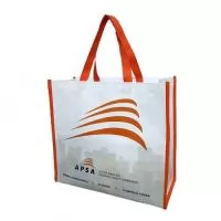 Apresentamos nossa sacola de ráfia, produzida com ráfia laminada na cor branca. Com opções de personalização através da flexografia para pedidos acima de 3.000 unidades, oferecemos uma ampla seleção de cores. Para pedidos a partir de 500 unidades, disponibilizamos a personalização em silkscreen com até quatro cores. O acabamento é feito conforme as opções disponíveis em nosso catálogo. Capacidade de Carga: A sacola tem capacidade para até 15 kg. Dimensões Disponíveis: As dimensões que oferecemos são 40x35x18 cm, 47x36x20 cm ou 35x30x15 cm, para atender diversas necessidades.