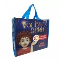 Oferecemos sacolas de ráfia com personalização em flexografia para pedidos superiores a 3.000 unidades e silkscreen para pedidos a partir de 500 unidades. O acabamento é feito de acordo com nosso catálogo. Capacidade de Carga: Capacidade de carga de até 15 kg. Dimensões Disponíveis: Tamanhos disponíveis: 40x35x18 cm, 47x36x20 cm ou 35x30x15 cm.