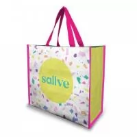 Oferecemos sacolas de ráfia com personalização em flexografia para pedidos superiores a 3.000 unidades e silkscreen para pedidos a partir de 500 unidades. O acabamento é feito de acordo com nosso catálogo. Capacidade de Carga: Capacidade de carga de até 15 kg. Dimensões Disponíveis: Tamanhos disponíveis: 40x35x18 cm, 47x36x20 cm ou 35x30x15 cm.
