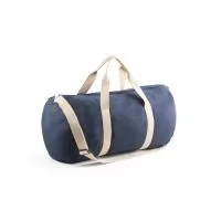 Sacola esportiva ou viagem em denim reciclado (300 g/m²). Bolso frontal, fecho duplo, costuras reforçadas. Alças em webbing de algodão, alça de ombro ajustável até 130cm. Capacidade até 25 L.