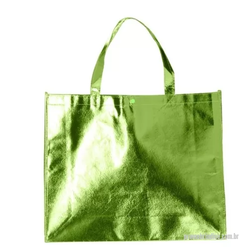 Sacola de TNT metalizado personalizada - Sacola TNT metalizada com botão. Confeccionado em TNT com revestimento laminado, parte superior possui botão plástico para fecho.