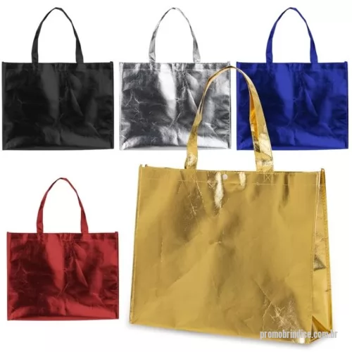 Sacola de TNT metalizado personalizada - Descrição: Sacola TNT metalizada com botão. Confeccionado em TNT com revestimento plástico laminado, parte superior possui botão plástico para fecho.  Altura :  35 cm  Largura :  45,5 cm  Profundidade :  11,5 cm