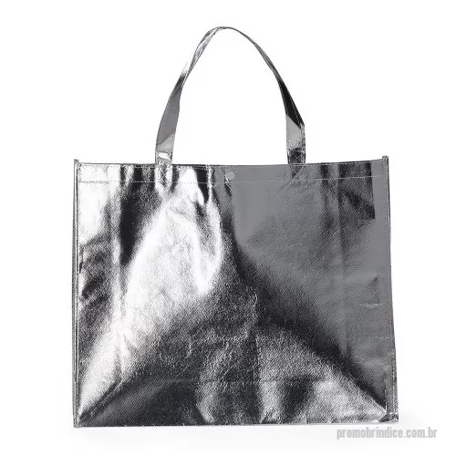 Sacola de TNT metalizado personalizada - Sacola TNT metalizada 120g/m² com botão. Confeccionado em TNT com revestimento laminado, parte superior possui botão plástico para fecho.  Altura: 40,5 cm Largura: 50 cm Medidas aproximadas para gravação: (CxL): 37,4 cm x 48,3 cm Tamanho: (CxL): Alça 51 cm de ponta a ponta