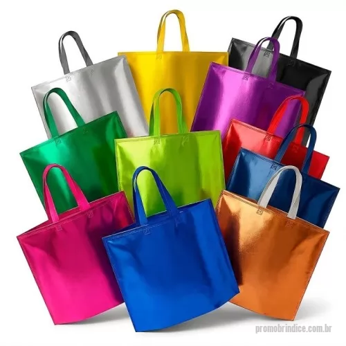 Sacola de TNT metalizado personalizada - Descrição: Sacola confeccionada em TNT com revestimento externo metalizado, costura termo-selada e duas alças.  Altura :  40,5 cm  Largura :  50 cm  Profundidade :  12 cm  Comprimento :  alça 57 cm