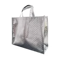 Sacola de TNT Metalizado personalizada, 80g gramas, material prata. Outras opções de cores: pink, dourado, preto, vermelho.  A personalização é feita em Silk, até 2 cores, arte sob consulta e envio prévio.