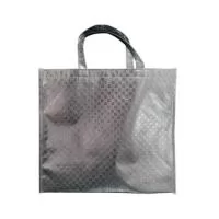 Sacola de TNT Metalizado personalizada, 80g gramas, material prata. Outras opções de cores: pink, dourado, preto, vermelho.  A personalização é feita em Silk, até 2 cores, arte sob consulta e envio prévio.
