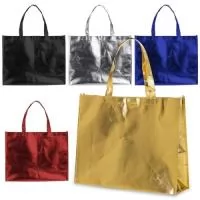 Descrição: Sacola TNT metalizada 110g/m² com botão. Confeccionado em TNT com revestimento plástico laminado, parte superior possui botão plástico para fecho.  Altura :  35 cm  Largura :  45,5 cm  Profundidade :  11,5 cm