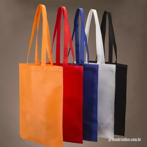 Sacola de TNT personalizada - Sacola colorida com alça em material TNT, possui símbolo ecológico/reciclável na costura da alça.