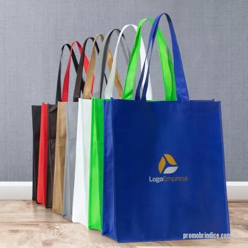 Sacola de TNT personalizada - Sacola ecológica com bolso frontal externo e fundo amplo, contém alças para transporte.  