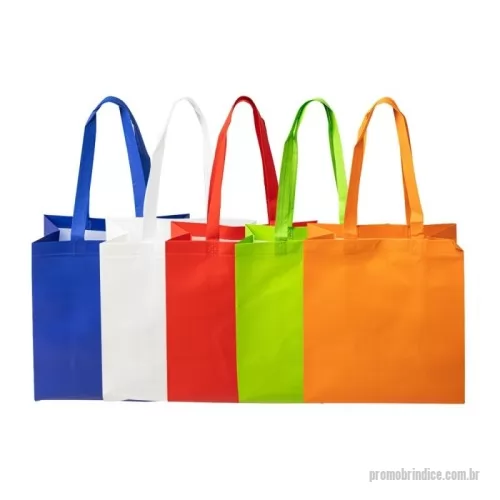 Sacola de TNT personalizada - Durável e sustentável, a sacola de TNT é a alternativa ideal para substituir sacolas descartáveis.  Produzida em TNT de 116g/m² com costura termo selada e ampla profundidade, ela é resistente à água e projetada para suportar o uso diário.  Altura : 37,5 cm Largura : 27,6 cm Profundidade : 14,9 cm Comprimento : alça: 52,2 cm