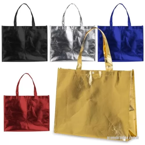 Sacola de TNT personalizada - Sacola TNT metalizada 110g/m² com botão. Confeccionado em TNT com revestimento plástico laminado, parte superior possui botão plástico para fecho.  Altura :  35 cm  Largura :  45,5 cm  Profundidade :  11,5 cm  Medidas aproximadas para gravação (CxL):  32 cm x 43 cm  Tamanho total aproximado  (CxL):  Alça 22 cm  Peso aproximado (g):  67