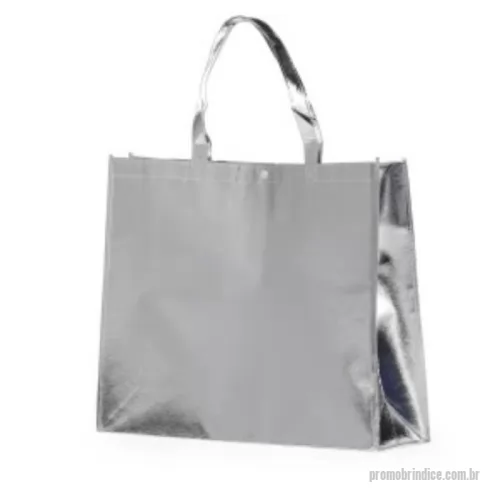 Sacola de TNT personalizada - Sacola de TNT Personalizada 18537G com sua logomarca. 20 anos ajudando a cotar Brindes Promocionais com várias empresas num único clique. Apresentamos a Sacola TNT Metalizada G Personalizada, a solução perfeita para quem busca praticidade, estilo e um toque de brilho em um único produto. Ideal para compras, feiras, eventos ou como brinde promocional, essa sacola é a escolha moderna e versátil para quem se preocupa com a imagem da sua marca.  Características TNT metalizado: Confeccionada em TNT com revestimento laminado, que confere um visual moderno e sofisticado à sacola, além de maior resistência e durabilidade. Tamanho generoso: Com dimensões de 40,5x50x14cm, oferece amplo espaço para carregar compras, livros, documentos, brindes e outros objetos do dia a dia. Fechamento seguro: A parte superior possui um botão plástico que garante o fechamento da sacola, evitando que os objetos caiam ou se percam. Personalização exclusiva: Adicione sua marca, logo, arte ou mensagem e transforme a sacola em um brinde único e memorável para seus clientes, colaboradores ou eventos. Vantagens Estilo e modernidade: O acabamento metalizadoApresentamos a Sacola TNT Metalizada G Personalizada, a solução perfeita para quem busca praticidade, estilo e um toque de brilho em um único produto. Ideal para compras, feiras, eventos ou como brinde promocional, essa sacola é a escolha moderna e versátil para quem se preocupa com a imagem da sua marca.  Características TNT metalizado: Confeccionada em TNT com revestimento laminado, que confere um visual moderno e sofisticado à sacola, além de maior resistência e durabilidade. Tamanho generoso: Com dimensões de 40,5x50x14cm, oferece amplo espaço para carregar compras, livros, documentos, brindes e outros objetos do dia a dia. Fechamento seguro: A parte superior possui um botão plástico que garante o fechamento da sacola, evitando que os objetos caiam ou se percam. Personalização exclusiva: Adicione sua marca, logo, arte ou mensagem e transforme a sacola em um brinde único e memorável para seus clientes, colaboradores ou eventos. Vantagens Estilo e modernidade: O acabamento metalizadoSacola de TNT Personalizada, 171283, Personaliza Brindes. Clique e Cote no Portal PromoBríndice!