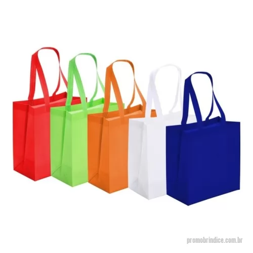 Sacola de TNT personalizada - Descrição: Durável e sustentável, a sacola de TNT é a alternativa ideal para substituir sacolas descartáveis. Produzida em TNT de 116g/m² com costura termo selada e ampla profundidade, ela é resistente à água e projetada para suportar o uso diário.  Altura :  30 cm  Largura :  27 cm  Profundidade :  15cm  Comprimento :  alça: 52,2 cm  Medidas aproximadas para gravação (CxL):  27 cm x 27 cm