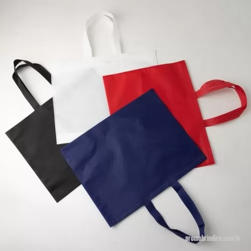 Sacola de TNT personalizada - Sacola de TNT Personalizada – Fabricação Própria EV Brindes  A Sacola de TNT Personalizada é uma solução prática, econômica e sustentável para ações promocionais, eventos e uso diário. Leve e resistente, é ideal para empresas que buscam grande visibilidade de marca com excelente custo-benefício.  Confeccionada em TNT com costura termo selada, essa sacola oferece boa durabilidade, acabamento reforçado e visual moderno. Seu material permite ampla área de personalização, tornando-a uma excelente ferramenta de marketing para fortalecer a identidade da sua marca.  A EV Brindes, com fábrica própria, desenvolve sacolas personalizadas em diversos materiais, cores e tamanhos, garantindo total flexibilidade para atender diferentes tipos de campanhas e necessidades corporativas.  Características  ? Fabricação própria EV Brindes ? Material leve e resistente (TNT) ? Costura termo selada reforçada ? Alta área para personalização ? Produto reutilizável ? Excelente custo-benefício ? Ideal para grandes