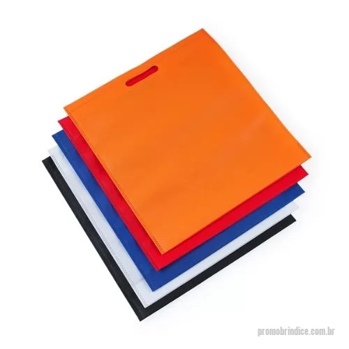 Sacola de TNT personalizada - Descrição: Sacola colorida sem alça em material TNT.  Altura :  39 cm  Largura :  35,7 cm  Medidas aproximadas para gravação (CxL):  33,5 cm x 34 cm  Peso aproximado (g):  26
