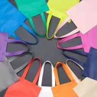 Sacola de TNT – Compacta, Leve e Sustentável  Descrição: Sacola produzida em material TNT com costura termo selada, garantindo resistência e praticidade. Conta com alças reforçadas para transporte e tamanho ideal para pequenos brindes, eventos e ações promocionais.  Especificações: Altura: 35 cm Largura: 26,9 cm Comprimento da alça (ponta a ponta): 46,5 cm Área de gravação: 31 x 24 cm Peso: 23 g  Econômica e reutilizável, é uma opção ecológica e funcional para divulgação de marcas e eventos.