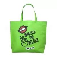 Sacola. Non-woven: 80 g/m². Termo-selado. Alças de 55 cm. Disponível em várias cores. Gravação da logomarca em 1 cor já incluso.