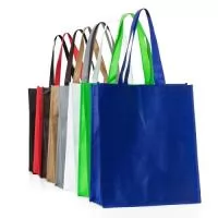 Sacola ecológica com bolso frontal externo e fundo amplo, contém alças para transporte.