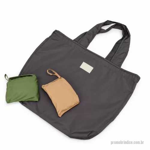 Sacola dobrável personalizada - Sacola dobrável confeccionada em poliéster impermeável. Possui bolso interno aberto, plaquinha frontal personalizável e duas alças costuradas. Gravação da logomarca em 1 cor já incluso.