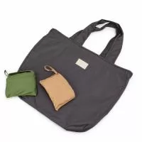 Sacola dobrável confeccionada em poliéster impermeável. Possui bolso interno aberto, plaquinha frontal personalizável e duas alças costuradas. Gravação da logomarca em 1 cor já incluso.