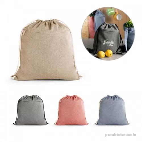 Sacola personalizada - Sacola tipo mochila em algodão reciclado (140 g/m²), com bolso frontal com fecho discreto e alças em algodão. 370 x 410 mm