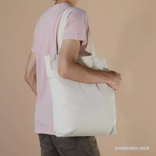 Sacola personalizada - Bolsa de Algodão 300g/m² com Alças Costuradas Internamente – Prática e Elegante  Conforto, resistência e estilo em um único acessório. Esta bolsa feita em algodão 300g/m² é perfeita para o dia a dia, combinando praticidade e durabilidade. Com alças costuradas na parte interna, ela oferece maior resistência ao uso constante. Seu design simples e funcional permite que seja usada em diversas ocasiões, seja para levar suas compras, ir à academia ou passeios casuais.  Especificações:  Altura: 40 cm  Largura: 44,5 cm  Profundidade: 9 cm  Comprimento das alças: 53 cm  Peso aproximado: 154 g  Área para gravação (CxL): 36 cm x 38 cm