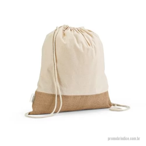 Sacola personalizada - Sacola Personalizada 92344 com sua logomarca. 20 anos ajudando a cotar Brindes Promocionais com várias empresas num único clique. Sacola tipo mochila em 70% algodão reciclado e 30% poliéster reciclado (180 g/m²) com base em juta. Alças em algodão. 370 x 410 mmSacola tipo mochila em 70% algodão reciclado e 30% poliéster reciclado (180 g/m²) com base em juta. Alças em algodão. 370 x 410 mmSacola Personalizada, 179435, Lara Brindes. Clique e Cote no Portal PromoBríndice!