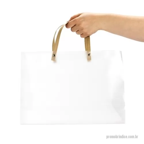 Sacola personalizada - Sacola confeccionada em plástico polipropileno (PP) de acabamento fosco, fundo com revestimento interno em papelão e alças em kraft fixadas por botões metálicos.