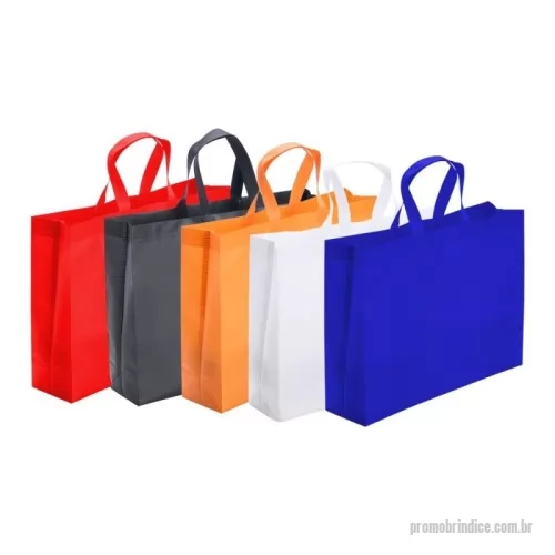 Sacola personalizada -  Sacola confeccionada em TNT com revestimento laminado com filme fosco de BOPP resistente à água de 116g/m², costura termo-selada e duas alças.
