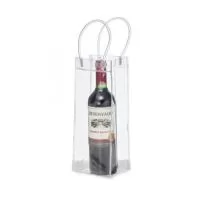 Descrição: Sacola plástica para gelo com alça. Icebag serve para transportar garrafas exemplo: vinho, champagne, vodka... Basta colocar gelo e transportar seu cooler prático. OBS.: Para prolongar a vida útil do material pvc, atente-se as condições ideais de armazenamento: mantenha o material em local seco e arejado, livre da exposição ao sol e altas temperaturas. Após a utilização da icebag com gelo, certifique-se de secar completamente o material antes de guardá-lo, pois o armazenamento deste em estado úmido poderá comprometer a sua vida útil.  Altura :  29,5 cm  Largura :  12 cm  Profundidade :  10 cm  Medidas aproximadas para gravação (CxL):  2 cm x 10 cm  Peso aproximado (g):  96