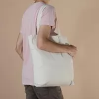 Bolsa de Algodão 300g/m² com Alças Costuradas Internamente – Prática e Elegante  Conforto, resistência e estilo em um único acessório. Esta bolsa feita em algodão 300g/m² é perfeita para o dia a dia, combinando praticidade e durabilidade. Com alças costuradas na parte interna, ela oferece maior resistência ao uso constante. Seu design simples e funcional permite que seja usada em diversas ocasiões, seja para levar suas compras, ir à academia ou passeios casuais.  Especificações:  Altura: 40 cm  Largura: 44,5 cm  Profundidade: 9 cm  Comprimento das alças: 53 cm  Peso aproximado: 154 g  Área para gravação (CxL): 36 cm x 38 cm