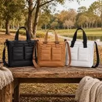 Sacola em puffer, forrada com 1 bolso interno, bolsos na laterais e frontais, fechamento zíper com alça de mão e ombro em fita CA 30mm.  Medidas: Comprimento: 33 cm Altura: 33 cm Largura: 10 cm