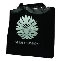 Sacola de Praia com alça dupla de ombro. Disponível em várias cores. Gravação da logomarca em 1 cor já inclusa. Tamanho: 44 X 36 cm. Revestimento externo: Nylon 70 Plástificado. Alça: Dupla de Ombro. 